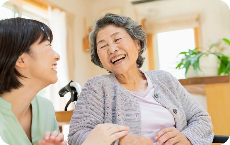 笑顔のおばさんと介護士さん